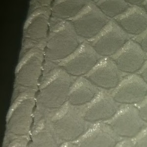 白蛇財布の表面を接写